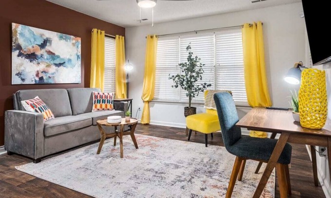 Meadowbrook Apartamento | Great location! Easy access to restaurants/shops