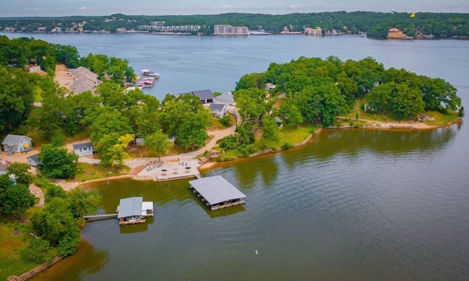 Lake Ozark Cabina | Great location, fishing cabin, sleeps 2 , full kitchen, and ramp/boat slip
