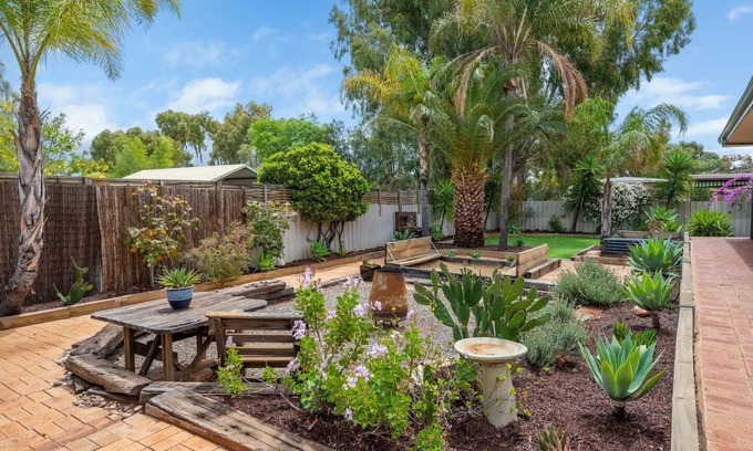 Karlkurla Casa | Great Location, large Spacious house, cosy log fire & luxury spa bath