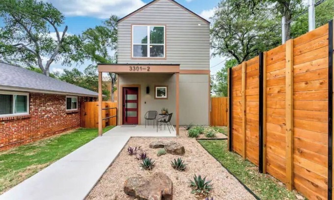 South Lamar Casa | Great location - Memorial Day Weekend - Hot Luck Festival!