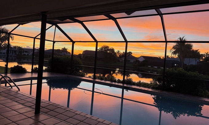 Town and River Casa | GREAT location near Ft Myers Beach, Sanibel, and walking distance to restaurants