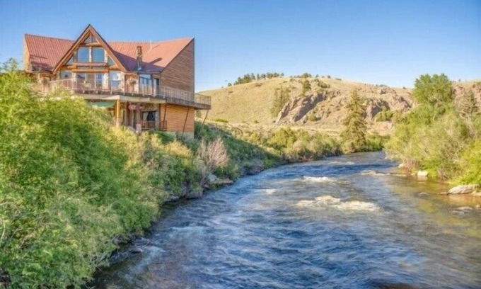 Almont Casa | Great location on the Taylor River with fishing access!