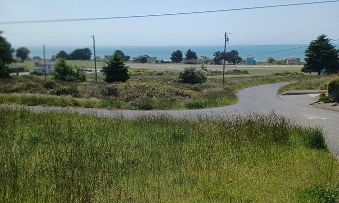 Shelter Cove Apartamento | Great location on a 9 hole, golf course, short walk to the ocean.