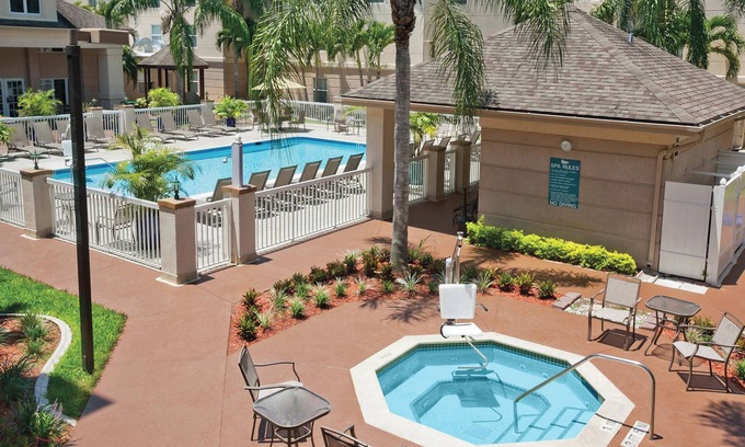 Villas Apartamento | Great Location! Outdoor Pool, Minutes to Bell Tower Shops and Fish Tale Marina!