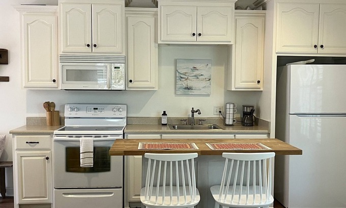 Darien Apartamento | Great Location! This adorable carriage house style studio apartment is located in the center of it all in Darien. The Darien Riverfront, restaurants and shops are literally steps away.