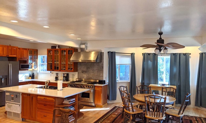 Avery Cabina | Great multi level home - Central heat & A/C, wi-fi, pool table, pets OK