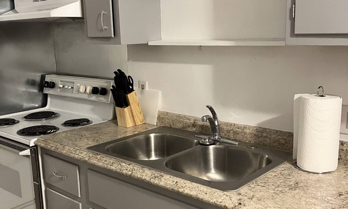 Lansing Condominio | Great neighborhood for biking or walking and located on bus route.