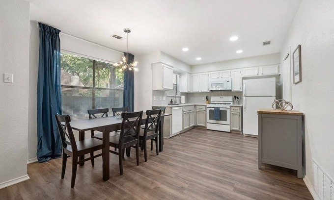 Hunter's Chase Casa | Great North Austin Location by AustinGetaways!