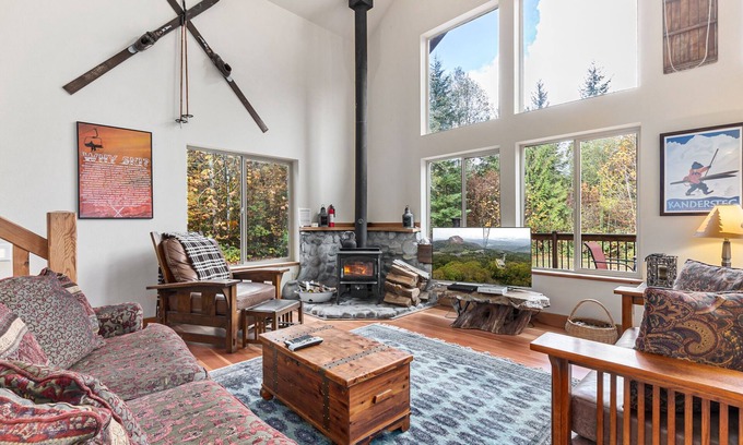 Skykomish Casa | Great Northern Lodge - log home on secluded acreage with game room