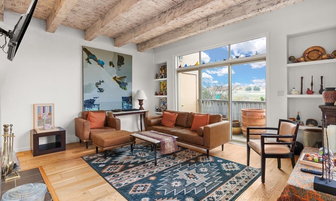 Santa Fe Condominio | Condominio moderno justo al norte del centro de la ciudad: más de 30 días mín. Permanecer