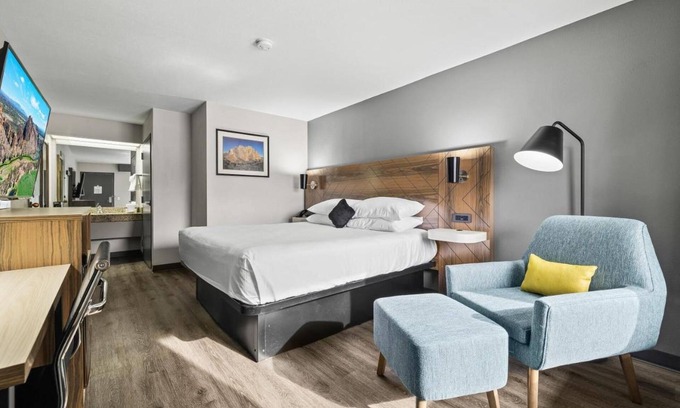 Orchard District Hotel | Great Relaxing Overnight Stay! Pet-friendly Unit! Close to Pine Nursery Park!