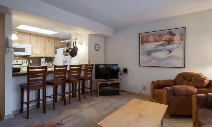 Lake Forest Condominio | Excelentes críticas y excelente relación calidad-precio! Lk Forest Glen con piscinas HOA, bañera de hidromasaje, paseo 2 playa