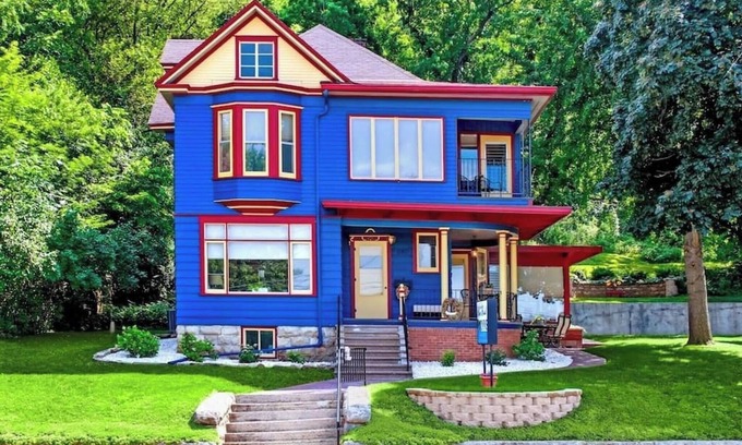Fountain City Casa | Great River Road - Victorian Historic Home (1898)
