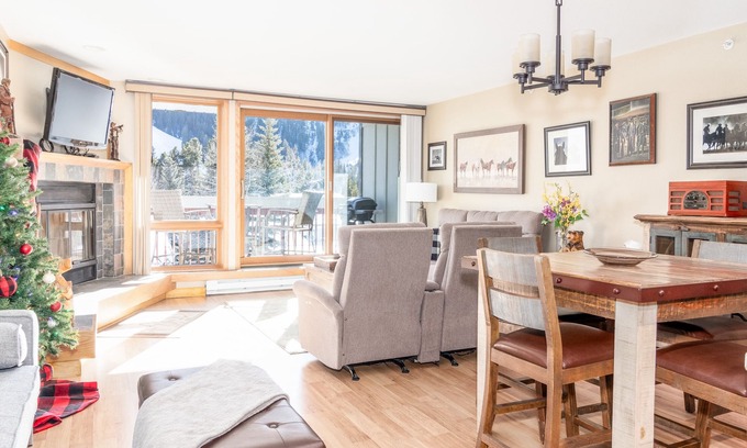 Mountain House Condominio | Great Romantic Gateway. Pool. Hot Tub. Lift.