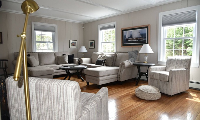 Saunderstown Casa | Great Saunderstown family friendly cottage short drive to beach.