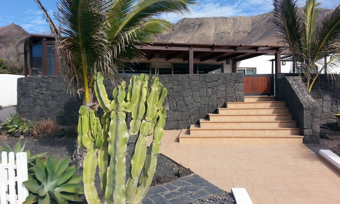 Urbanización Famara Villa | Villa moderna y espaciosa en Famara con piscina privada y excelentes vistas al mar.
