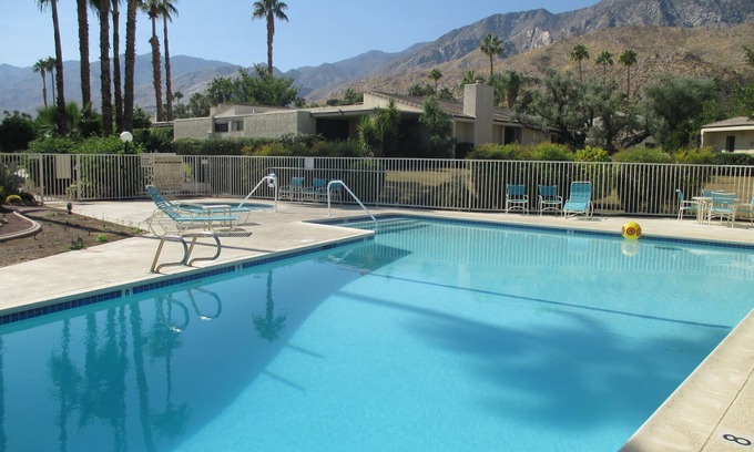 Canyon Corridor Condominio | Gran condominio de un solo nivel disponible para la temporada en el tranquilo South Palm Springs