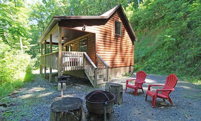 Bryson City Cabina | Great small cabin with hot tub