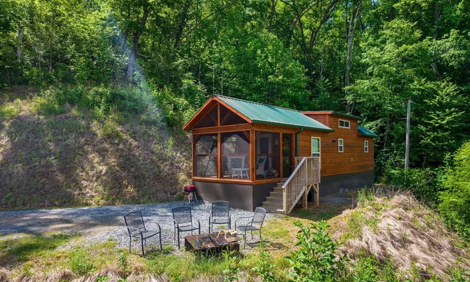 Bryson City Cabina | Great Smoky Mountain Tiny House Log Cabin "Cedar Heights"