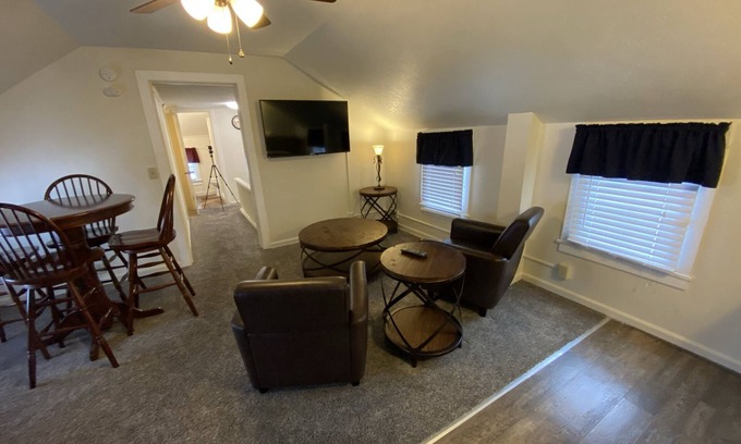 Geneva-on-the-Lake Casa | Great Strip Location |WalktoLake|Wine Country|Brewing Company|A/C|Grill&Firepit