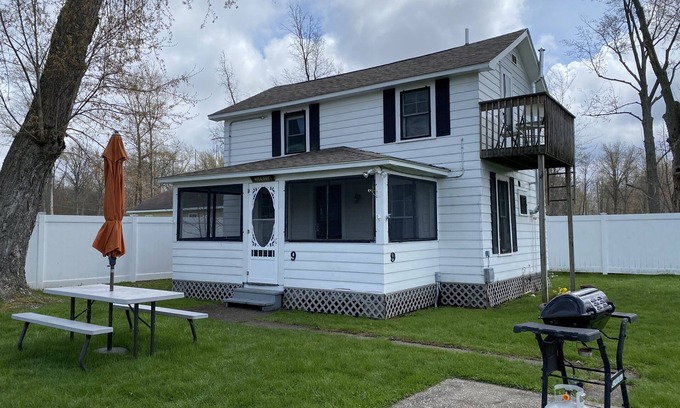 Geneva-on-the-Lake Cabaña | Great Strip Location|Walk to Lake|Wine Country|A/C| Grill & Firepit|Family.
