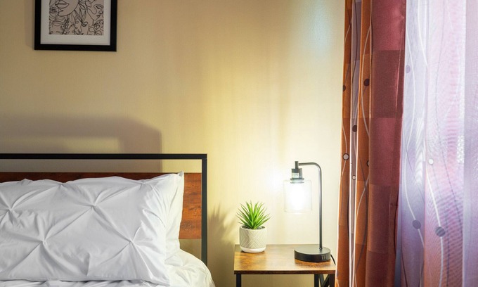 Hickory Hills Apartamento | Great suburban location! Perfect for solo or couple travelers