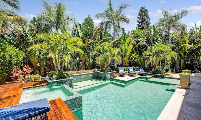 Longboat Key Casa | Great Summer Rate! 3 minute walk to the sand. Luxurious 6 bedroom.