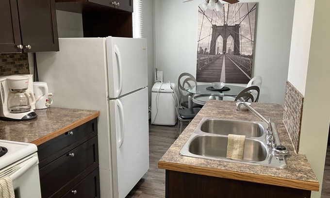 Red Deer Apartamento | Great two bedroom apartment with WiFi in Red Deer