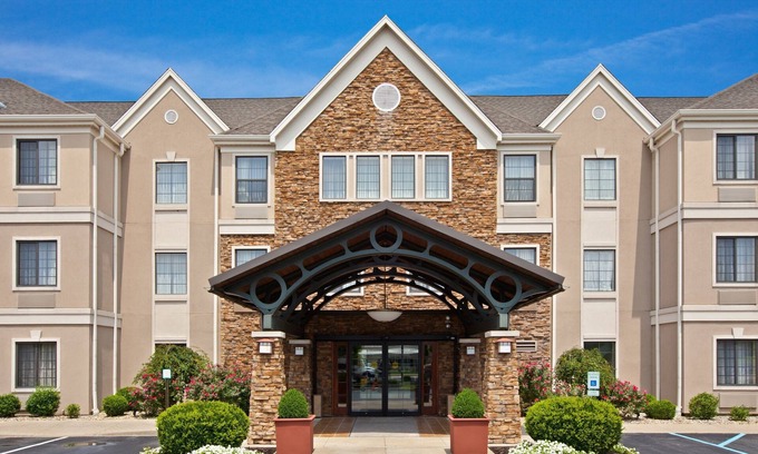 Middletown Condominio | Great Value! 2 Bedroom Suite | Free Breakfast + Shared Outdoor Pool. Near Ford Motor Company!