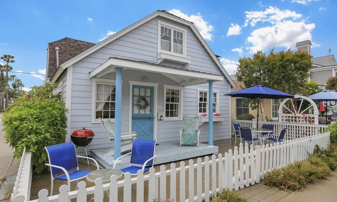 Balboa Island Cabaña | Lote en esquina, excelente relación calidad-precio en la isla de Balboa, casa de campo clásica con comodidades, a pie de playa, Marine Avenue