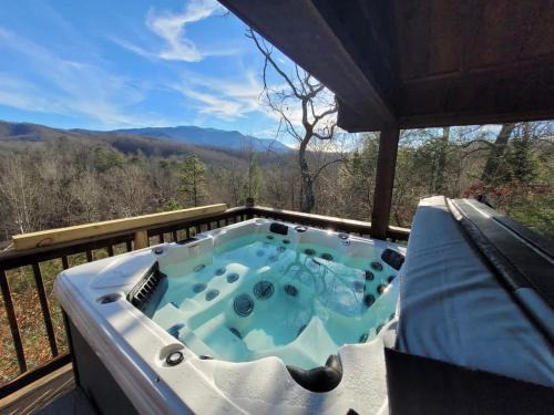 Gatlinburg Casa | Great View Location Studio Log Cabin Hot Tub
