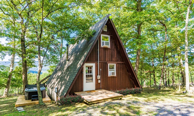 Berkeley Springs Cabina | Great Views! A-Frame w Hot Tub, Grill & Fire Pit