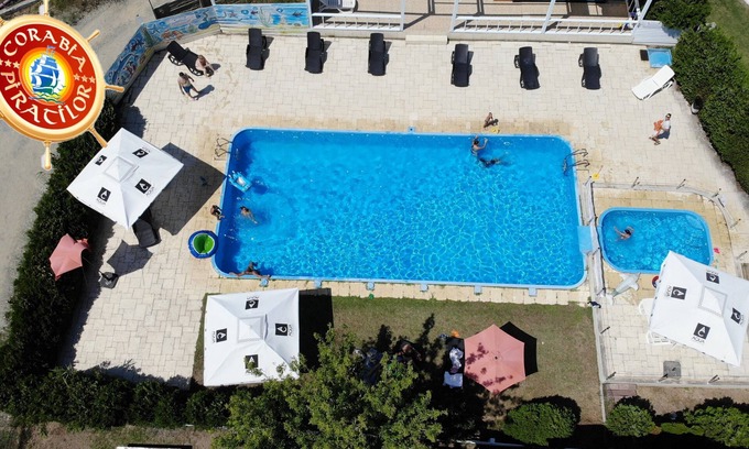 Mamaia-Sat Villa | Gran villa cerca del mar, área de Mamaia Norte, con 2 piscinas, desayuno, máximo 10 personas.