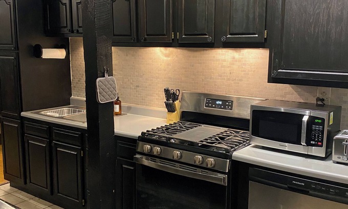 Saint Mary Of The Woods Casa | Great Weekend Getaway! Renovated in 2023, Zero Contact Booking, Pool Table, Wifi