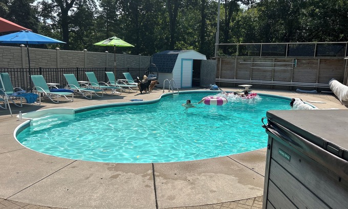 Palmyra Casa | Great Wood Lodge: Spacious 5-bedroom, 2.5-bath home with pool on 3+ acres.
