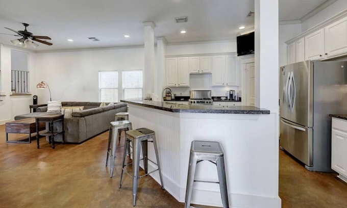 Shady Acres Casa | Greater Heights 3/2.5 Stunning