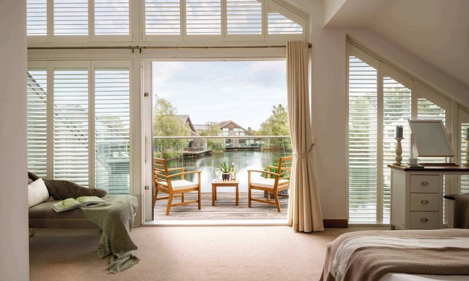 Ampney Crucis Casa | Grebe Lodge | Cotswold Lakehouse & Hot Tub