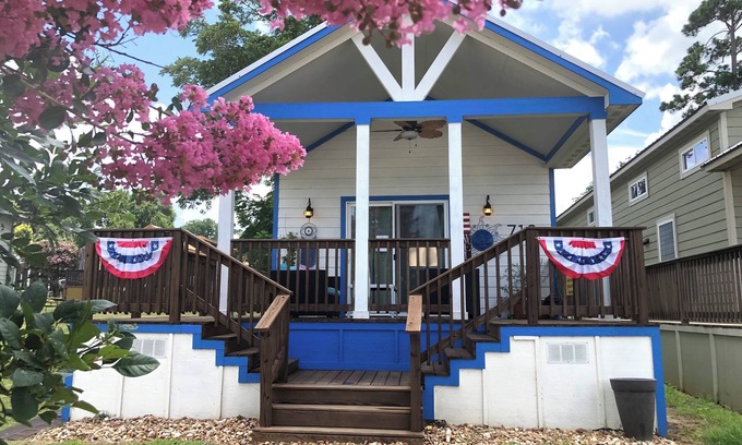 Willis Cabaña | Greek Inspired Lakefront Cottage