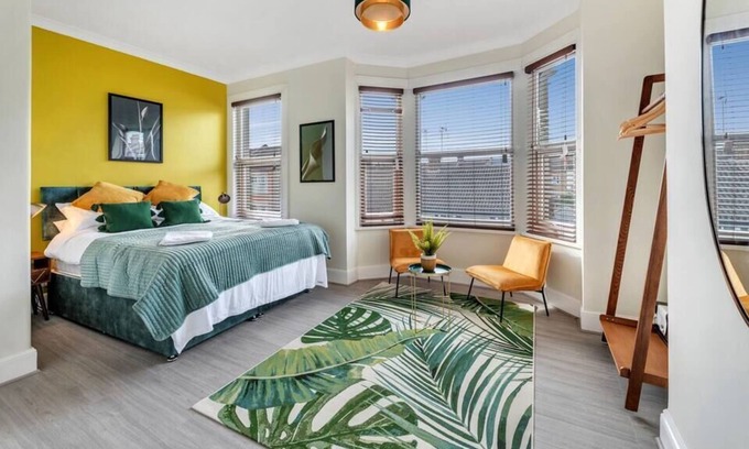 Southend-on-Sea Apartamento | Green 3 Bedroom Apartment with Indoor fireplace