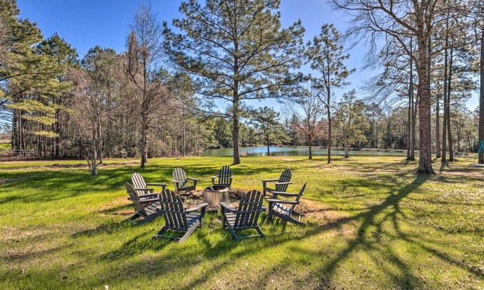 Molino Casa | Green Acres Home with Fire Pit and Fishing Pond