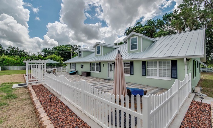 Citra Otro | Green Acres House sleeps 6.
