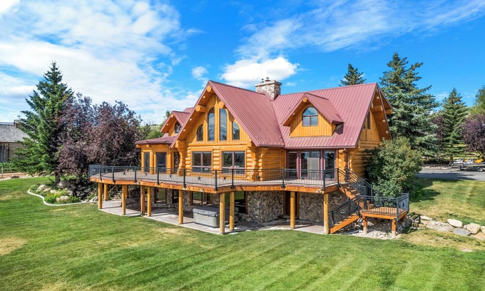 St. Charles Cabina | Green Canyon Estates-2 homes, hot tub, indoor sports court, 2 theater rooms