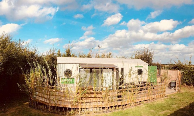 Brightlingsea Casa | Green CargoPod at Lee Wick Farm Cottages & Glamping