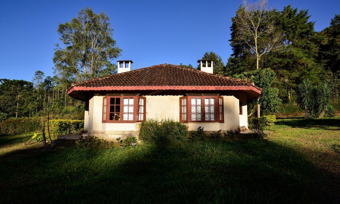 Centro Chalet De Esquí | Green chalet with fireplaces, hydro, sauna on the banks of the Rio Preto in Visconde de Mauá