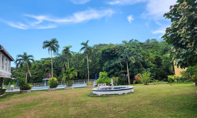 Runaway Bay Villa | Green Creek Oasis 5-bed, sleep 12, Villa with AC, WiFi, Pool and Beach