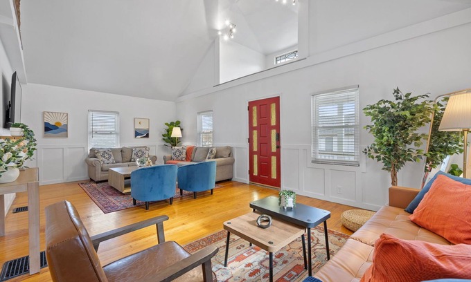 Covington Casa | Green Destiny! 7min to DT Cincy, Pool & Hot tub