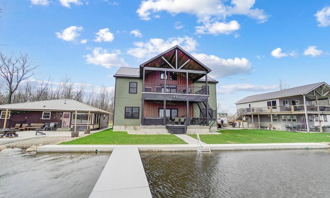 Brimfield Casa | Green Diamond Retreat: Epic Lakefront Oasis for 30, 6BR, Boat Slip, Kayaks