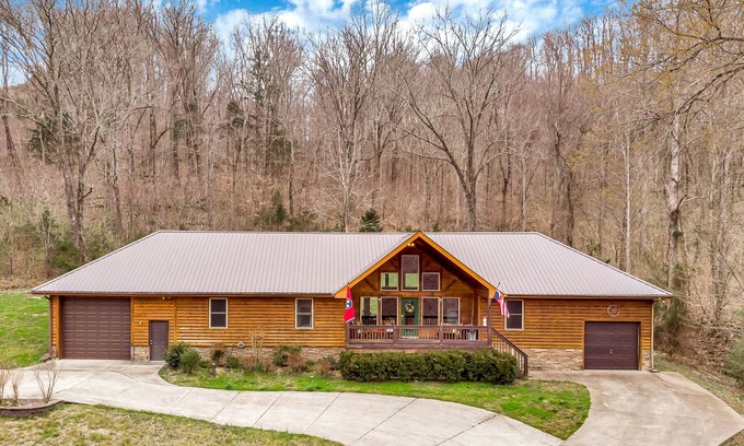 Lancaster Casa | Green Door Lodge: A relaxing Lodge for couples and families visiting the lake.