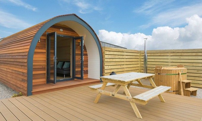 St. Buryan Cabaña | GREEN FIELDS, romantic, with hot tub in St Buryan