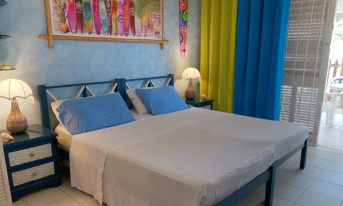 Silver Sands Apartamento | Green Garden Apartment at Blue Ocean Cottage in Silver Sands